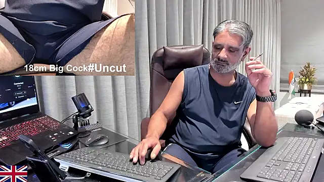 Snapshot of OnlineBossUK chatting on February 8, 2026, 6:16 pm OnlineBossUK online show from February 8, 2026, 6:16 pm