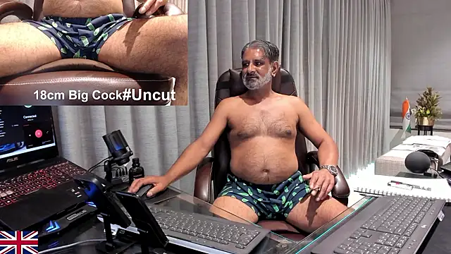 Snapshot of OnlineBossUK chatting on February 9, 2026, 6:22 am OnlineBossUK online show from February 9, 2026, 6:22 am