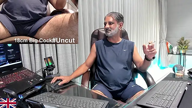 Snapshot of OnlineBossUK chatting on February 1, 2026, 4:38 pm OnlineBossUK online show from February 1, 2026, 4:38 pm