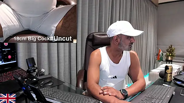 Snapshot of OnlineBossUK chatting on February 11, 2026, 10:53 pm OnlineBossUK online show from February 11, 2026, 10:53 pm