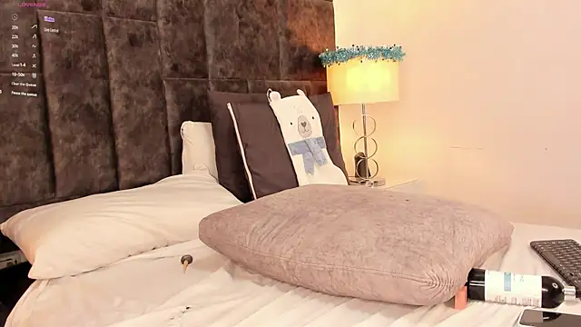 Snapshot of Petit-Rosse chatting on December 22, 2024, 1:34 am Petit-Rosse online show from December 22, 2024, 1:34 am