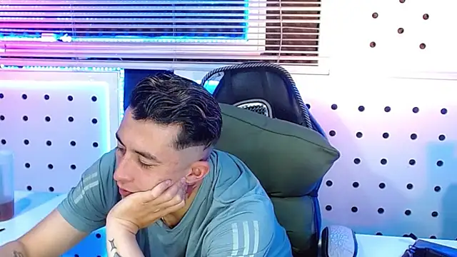 Snapshot of Darko0717 chatting on December 3, 2025, 12:01 am Darko0717 online show from December 3, 2025, 12:01 am