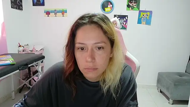 Snapshot of MommyMiaWs chatting on December 17, 2025, 1:38 pm MommyMiaWs online show from December 17, 2025, 1:38 pm