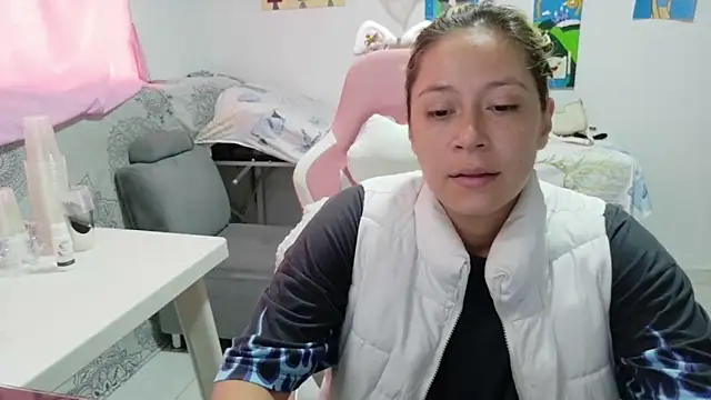 Snapshot of MommyMiaWs chatting on May 6, 2026, 2:54 pm MommyMiaWs online show from May 6, 2026, 2:54 pm