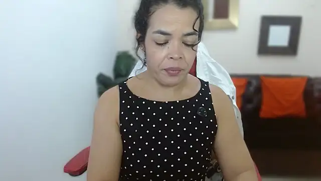 Abril Beltran  online show from September 22, 2025, 7:20 pm