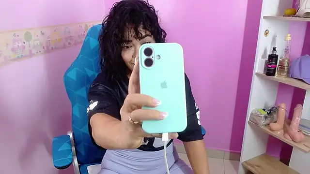 Abril Beltran  online show from November 26, 2025, 7:58 pm