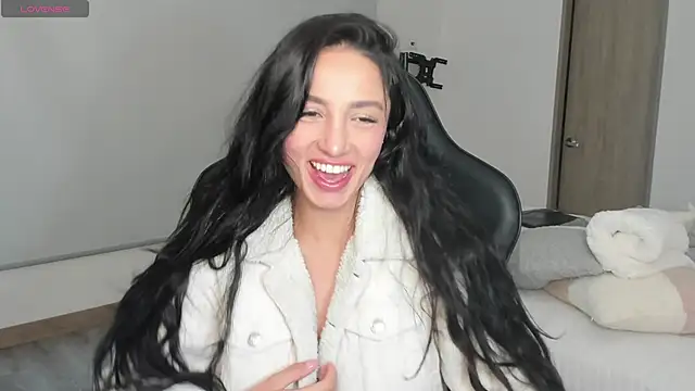 EvaMoet online show from March 7, 2025, 8:34 am