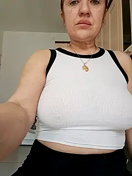 KiraXTender online show from April 6, 2026, 3:35 am