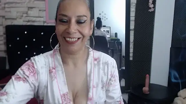 Snapshot of MarianaNight02 chatting on October 11, 2025, 9:38 pm MarianaNight02 online show from October 11, 2025, 9:38 pm
