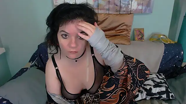 EverlyRays online show from November 7, 2025, 6:45 pm