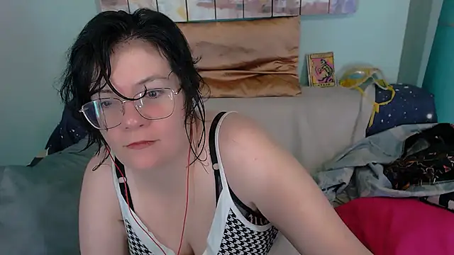 EverlyRays online show from November 30, 2025, 7:47 pm