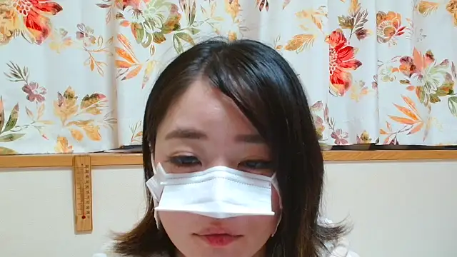 liliyRiSAcha-n online show from November 12, 2025, 7:23 am