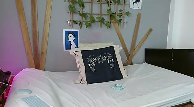 fem boyxx online show from January 31, 2025, 6:47 pm