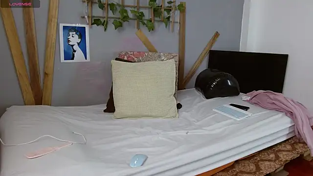 fem boyxx online show from February 12, 2025, 3:16 pm