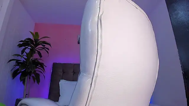 aleja cute  online show from March 11, 2025, 4:08 am