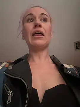 Snapshot of Dina-Light chatting on February 20, 2025, 2:35 pm Dina-Light online show from February 20, 2025, 2:35 pm