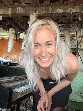 Snapshot of Dina-Light chatting on February 14, 2025, 1:29 pm Dina-Light online show from February 14, 2025, 1:29 pm