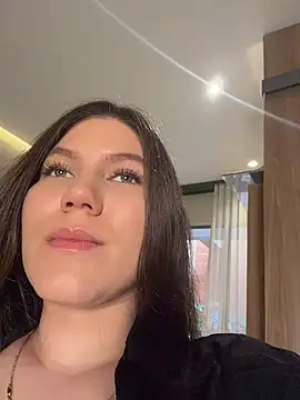 Snapshot of AmelieLaurent_ chatting on July 21, 2026, 2:40 pm AmelieLaurent online show from July 21, 2026, 2:40 pm