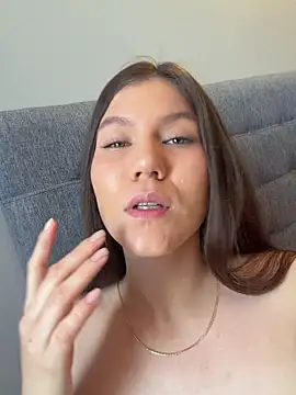 AmelieLaurent  online show from December 21, 2025, 4:19 pm