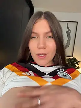 Snapshot of AmelieLaurent_ chatting on August 2, 2026, 7:00 pm AmelieLaurent online show from August 2, 2026, 7:00 pm
