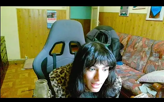 Snapshot of calliemaggotbone chatting on December 18, 2025, 2:32 pm calliemaggotbone online show from December 18, 2025, 2:32 pm