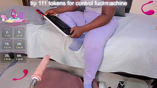 Snapshot of Cristale69 chatting on November 4, 2025, 12:58 am Cristale69 online show from November 4, 2025, 12:58 am