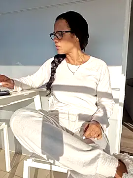 Snapshot of Allana_Squirt chatting on November 27, 2025, 8:37 am Allana Squirt online show from November 27, 2025, 8:37 am