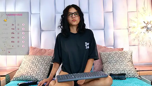 Iris Ross  online show from November 28, 2025, 11:32 am