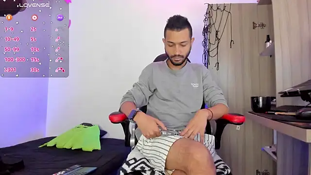 Snapshot of Aron_Baylor chatting on October 14, 2025, 11:36 pm Aron Baylor online show from October 14, 2025, 11:36 pm