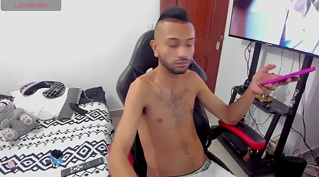 Snapshot of Aron_Baylor chatting on February 11, 2025, 10:58 am Aron Baylor online show from February 11, 2025, 10:58 am