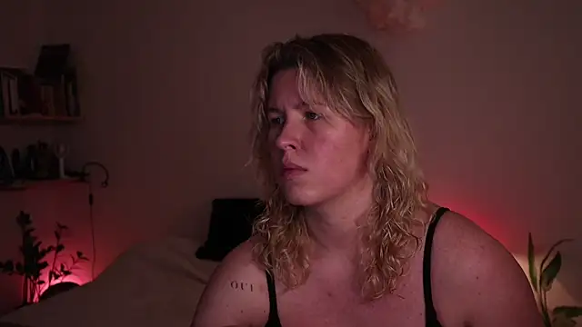 Snapshot of moonamii chatting on November 4, 2025, 4:33 pm moonamii online show from November 4, 2025, 4:33 pm