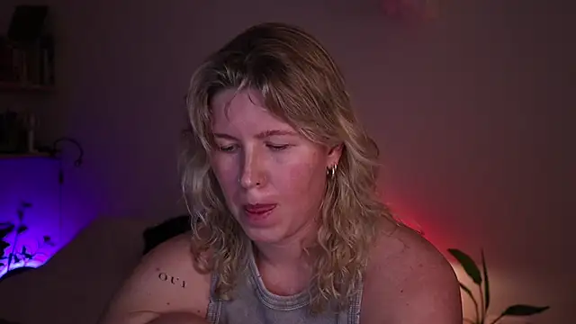 Snapshot of moonamii chatting on October 21, 2025, 5:12 pm moonamii online show from October 21, 2025, 5:12 pm