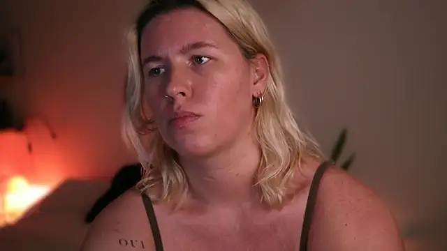 Snapshot of moonamii chatting on February 21, 2025, 10:48 pm moonamii online show from February 21, 2025, 10:48 pm