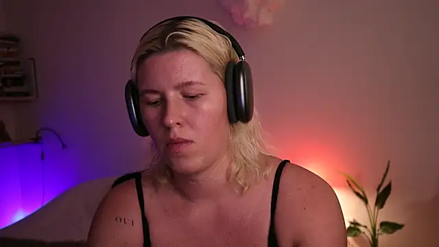 Snapshot of moonamii chatting on January 27, 2025, 4:11 pm moonamii online show from January 27, 2025, 4:11 pm