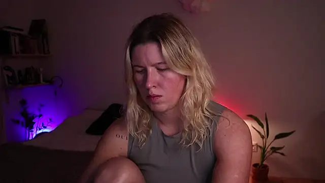 Snapshot of moonamii chatting on October 14, 2025, 6:19 pm moonamii online show from October 14, 2025, 6:19 pm