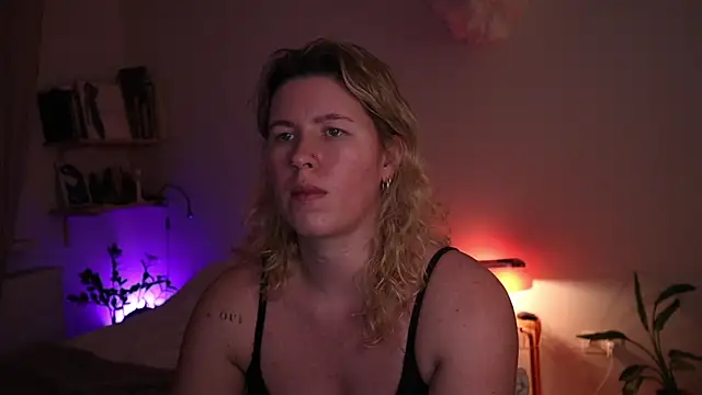 Snapshot of moonamii chatting on December 13, 2025, 8:04 pm moonamii online show from December 13, 2025, 8:04 pm