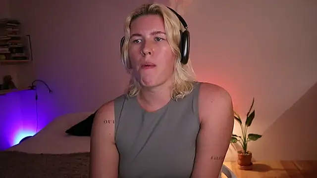 Snapshot of moonamii chatting on January 23, 2025, 6:24 pm moonamii online show from January 23, 2025, 6:24 pm