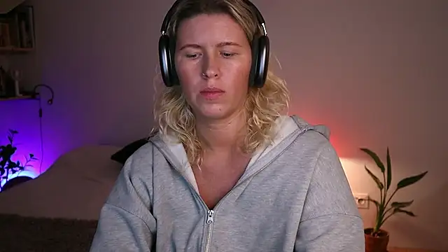 Snapshot of moonamii chatting on October 3, 2025, 5:25 pm moonamii online show from October 3, 2025, 5:25 pm