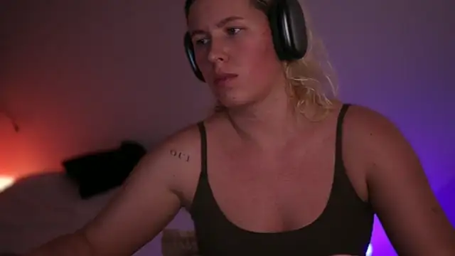 Snapshot of moonamii chatting on March 3, 2025, 5:41 pm moonamii online show from March 3, 2025, 5:41 pm