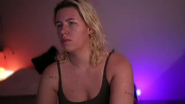 Snapshot of moonamii chatting on February 25, 2025, 4:04 pm moonamii online show from February 25, 2025, 4:04 pm