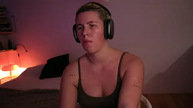 Snapshot of moonamii chatting on February 19, 2025, 2:44 pm moonamii online show from February 19, 2025, 2:44 pm