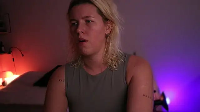 Snapshot of moonamii chatting on February 24, 2025, 5:53 pm moonamii online show from February 24, 2025, 5:53 pm