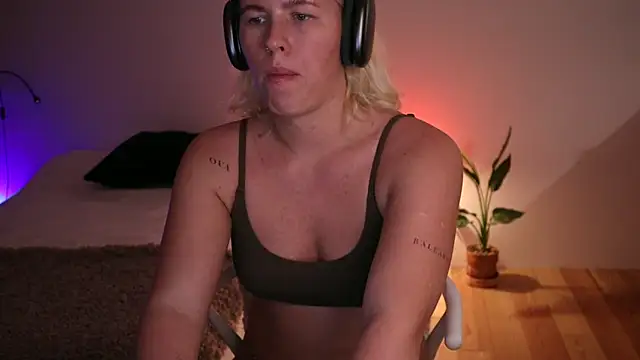 Snapshot of moonamii chatting on January 22, 2025, 9:54 pm moonamii online show from January 22, 2025, 9:54 pm