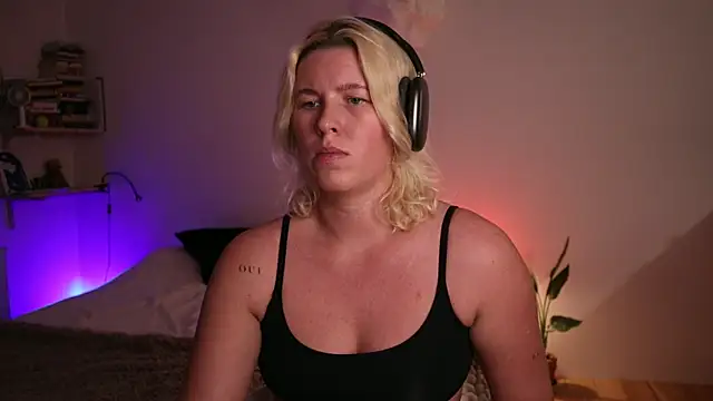 Snapshot of moonamii chatting on January 28, 2025, 6:49 pm moonamii online show from January 28, 2025, 6:49 pm