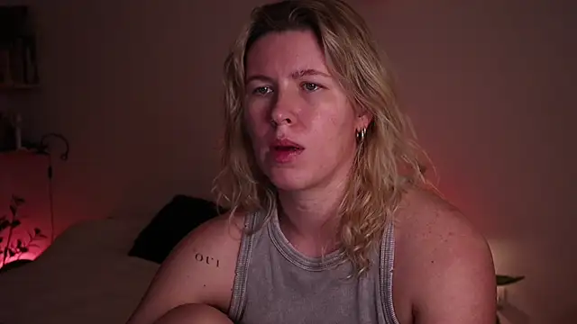 Snapshot of moonamii chatting on October 27, 2025, 6:20 pm moonamii online show from October 27, 2025, 6:20 pm