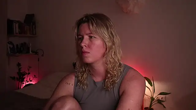 Snapshot of moonamii chatting on October 28, 2025, 6:29 pm moonamii online show from October 28, 2025, 6:29 pm