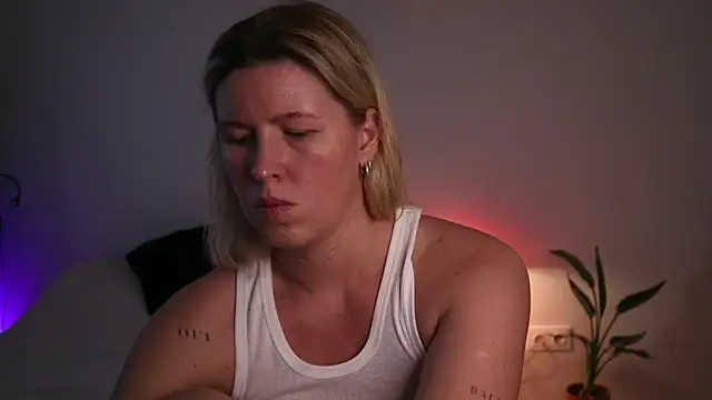 Snapshot of moonamii chatting on October 2, 2025, 2:42 pm moonamii online show from October 2, 2025, 2:42 pm