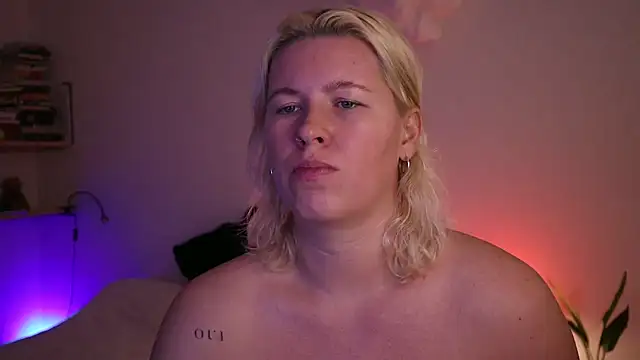 Snapshot of moonamii chatting on January 15, 2025, 1:31 pm moonamii online show from January 15, 2025, 1:31 pm