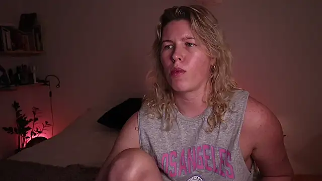 Snapshot of moonamii chatting on October 31, 2025, 6:48 pm moonamii online show from October 31, 2025, 6:48 pm