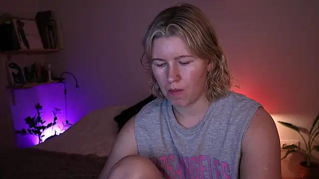 Snapshot of moonamii chatting on December 18, 2025, 6:23 pm moonamii online show from December 18, 2025, 6:23 pm